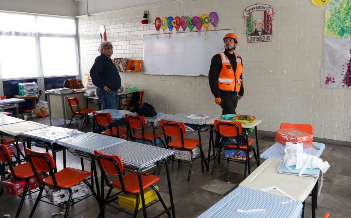 CIUDAD DE MÉXICO, 24SEPTIEMBRE2017.- Autoridades de la Secretaría de Educación México revisaron las instalaciones de la escuelas primarias, para revisar si están en buen estado tras el sismo de 7.1 grados Richter del martes pasado. En la imagen la escuela primaria “Francisco Iner de los Ríos”, en la calle de Isabela Católica 370, colonia Obrera. FOTO: CUARTOSCURO.COM