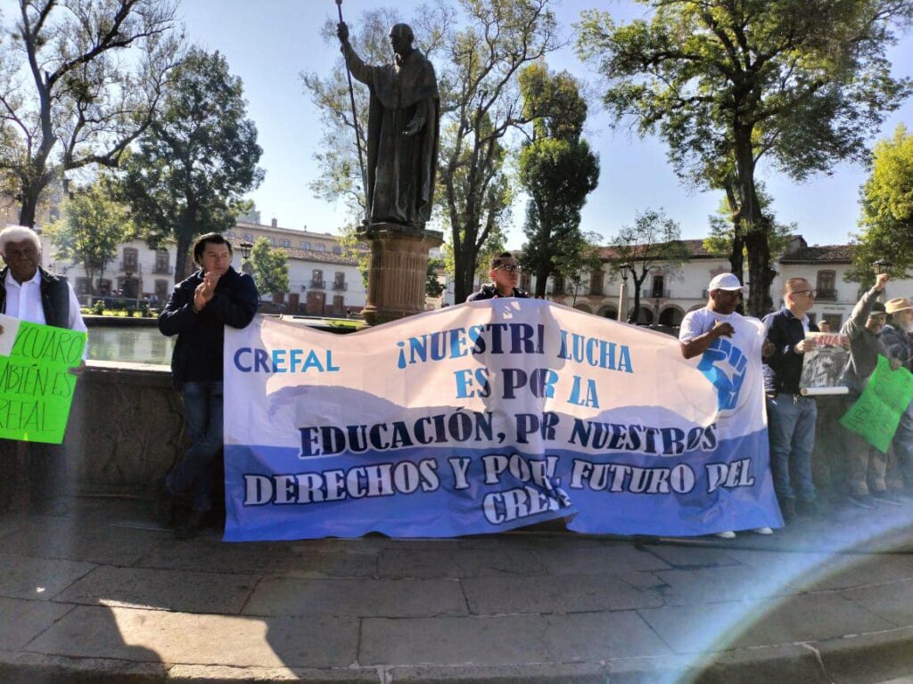 Protestas de los trabajadores del Crefal frente a la Quinta Eréndira en Pátzcuaro.