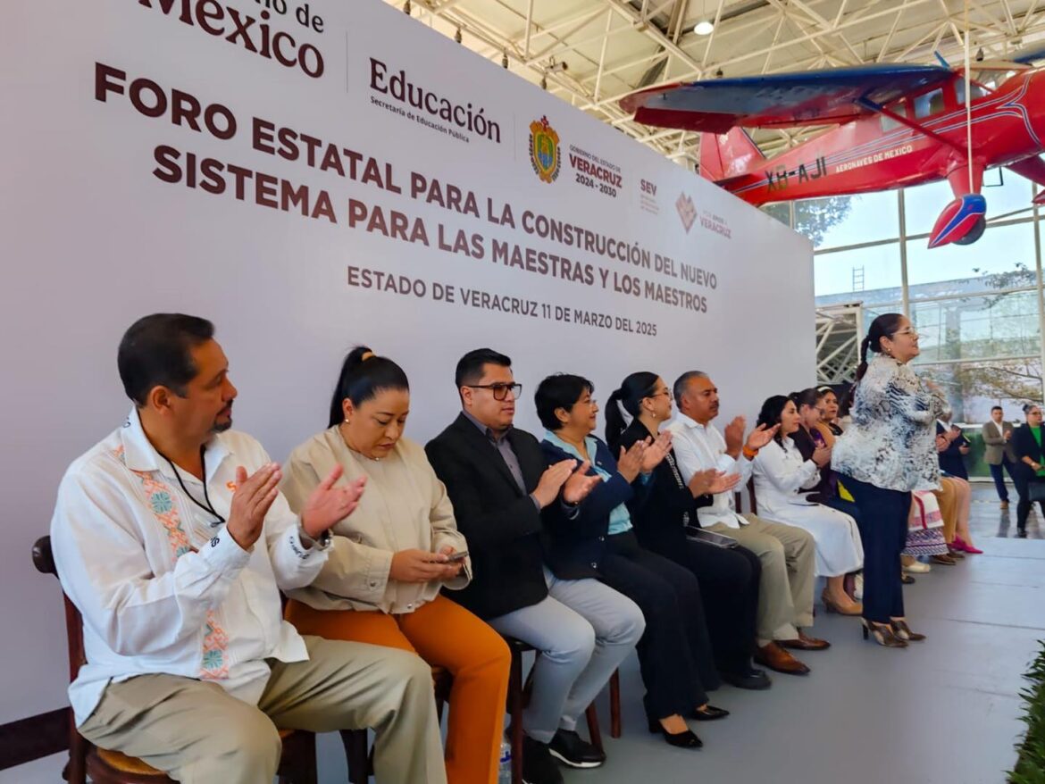 Docentes expresando su inconformidad en un foro educativo en Veracruz.