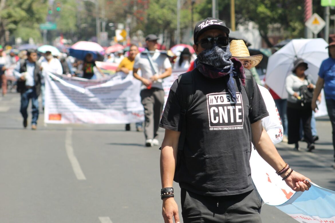 Docentes en manifestación exigiendo cambios en la legislación del ISSSTE y USICAMM.