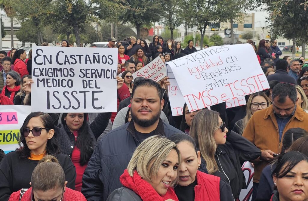 Maestros protestan contra la reforma de la Ley del ISSSTE en una manifestación.