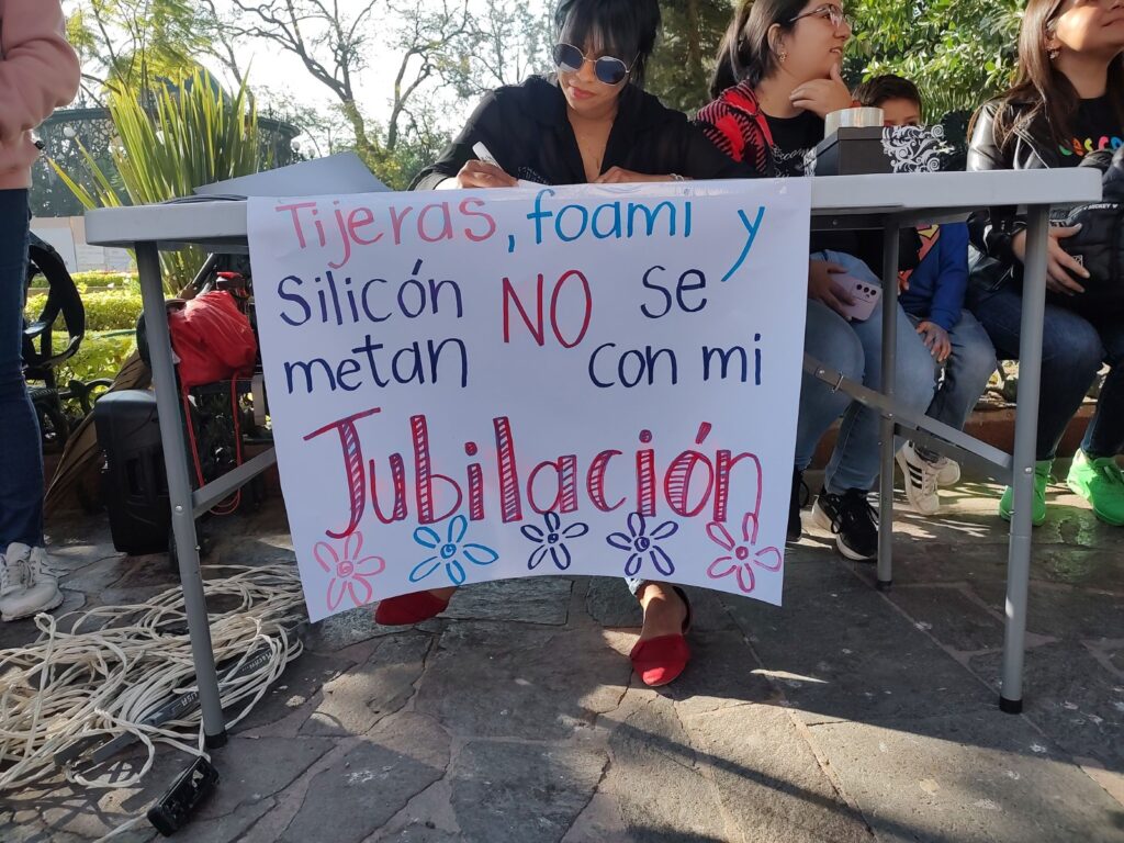 Manifestación de maestros con pancartas en contra de la reforma de la Ley del ISSSTE 2025.