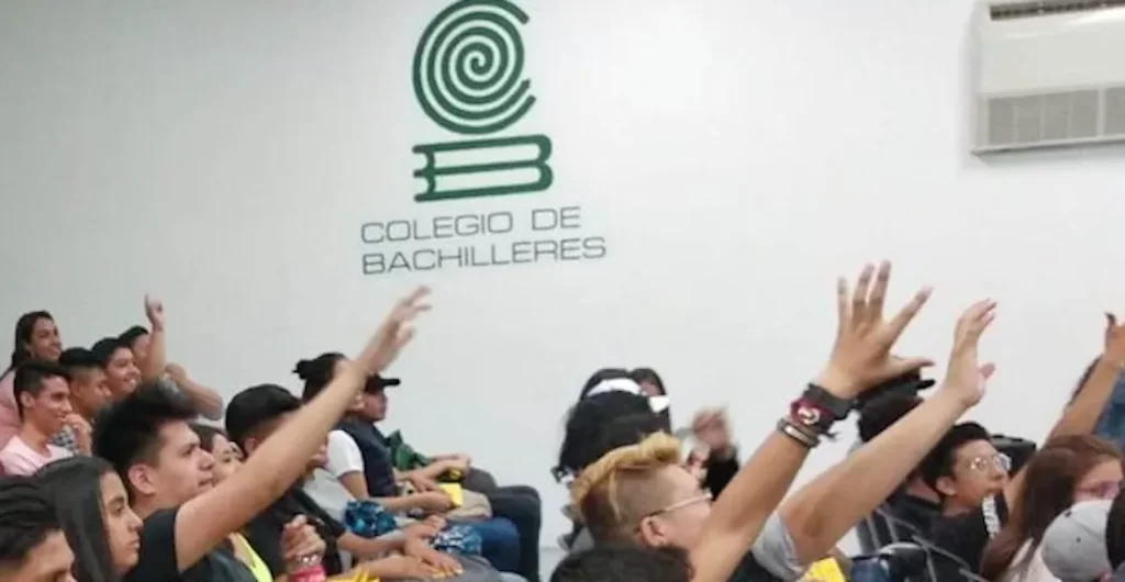 Estudiantes en un aula de bachillerato participando en actividades educativas.