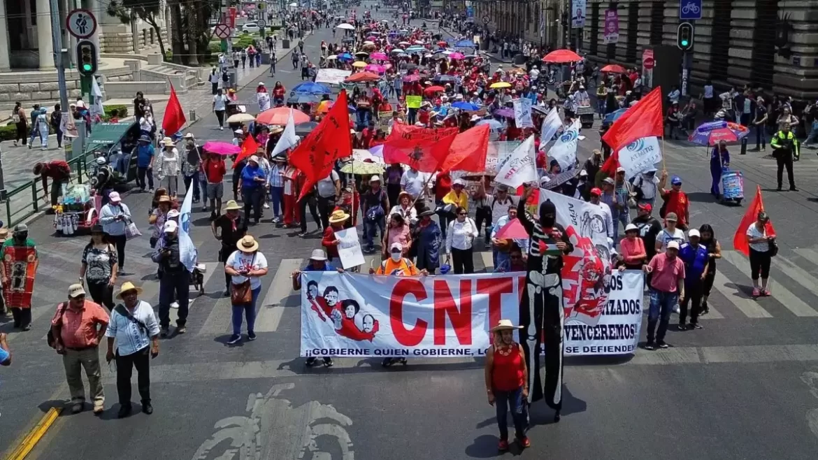 Maestros de la CNTE protestando con pancartas en el Zócalo de la Ciudad de México.