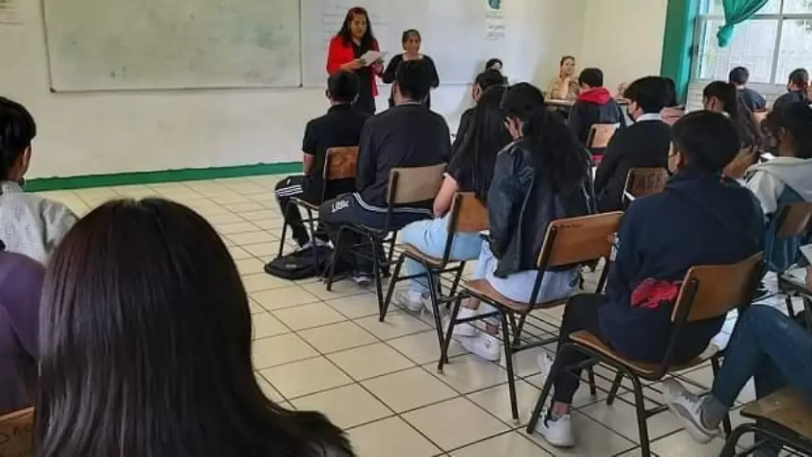 Docente retroalimentando a estudiantes en un aula sin utilizar calificaciones numéricas.