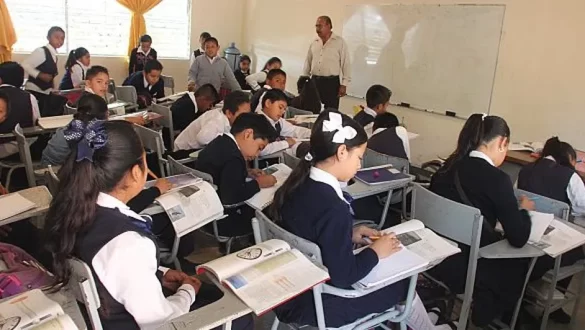 Estudiantes en salón de clases