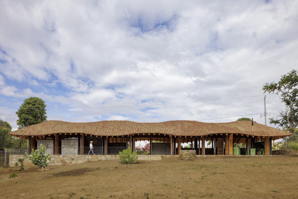Niños en un aula escolar con mobiliario básico, destacando las carencias del sistema educativo.