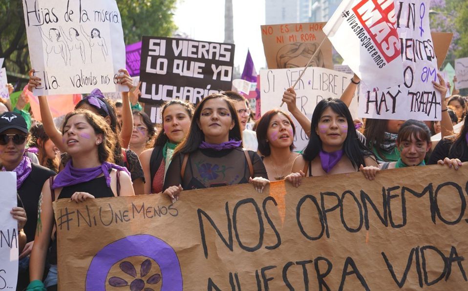 Ilustración de mujeres diversas tejiendo colectivamente una escuela como símbolo de justicia educativa y dignidad.