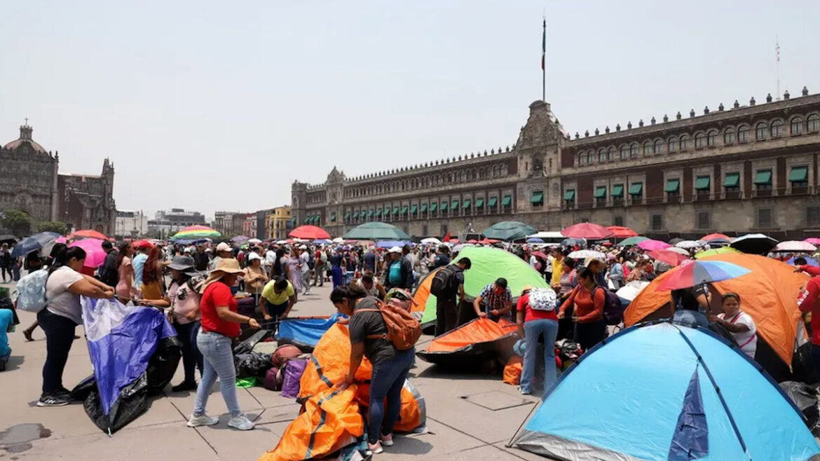 Protesta magisterial en el Zócalo de la CDMX por pensiones y derechos laborales.