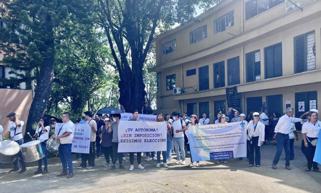 Estudiantes protestando con carteles en la explanada