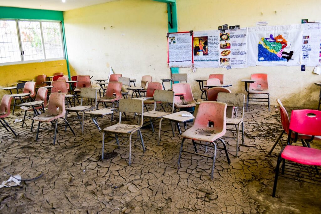 Escuela dañada, sin clases, representando el deterioro del sistema escolar.