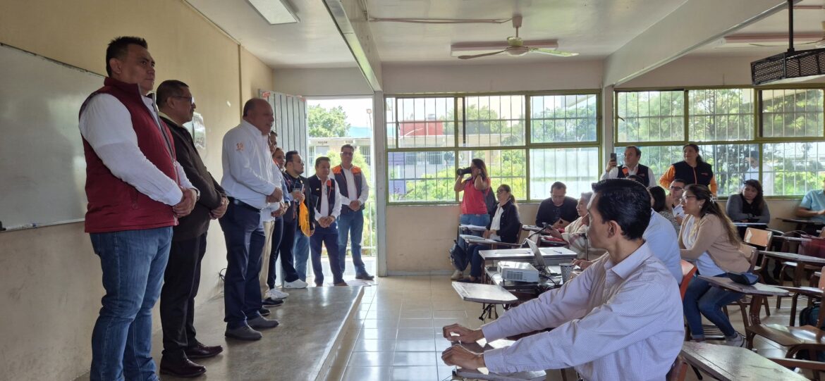 Profesores sentados en el lugar de los alumnos tomando clases