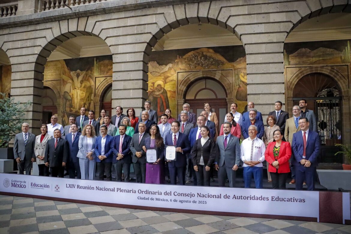 Funcionarios y docentes en sesión del Consejo Nacional de Autoridades Educativas.